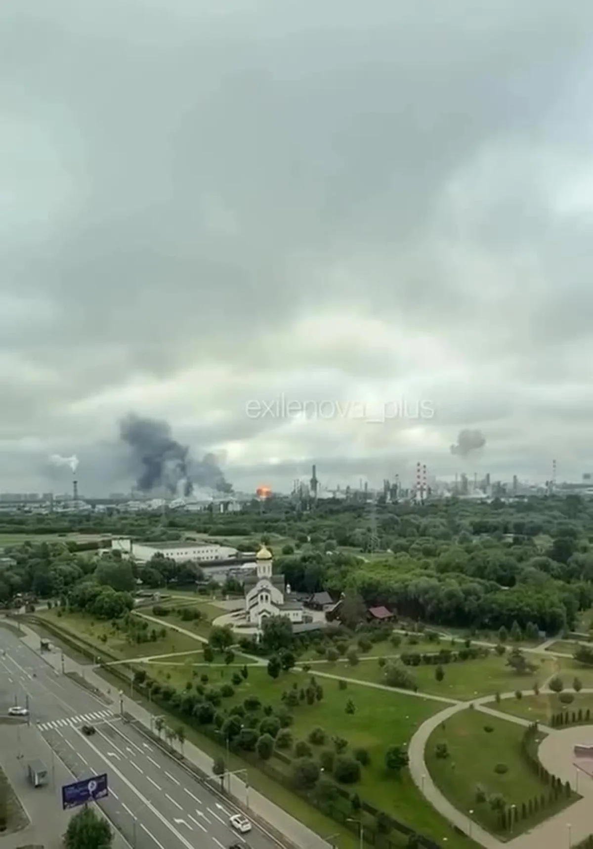 Дим над промисловою зоною Москви в денний час