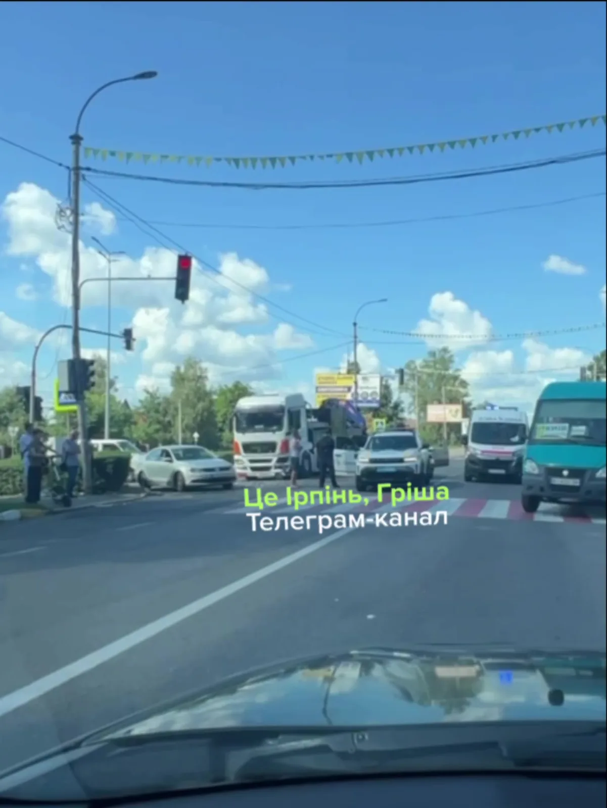 Вид з салону автомобіля на перехрестя з дорожним рухом