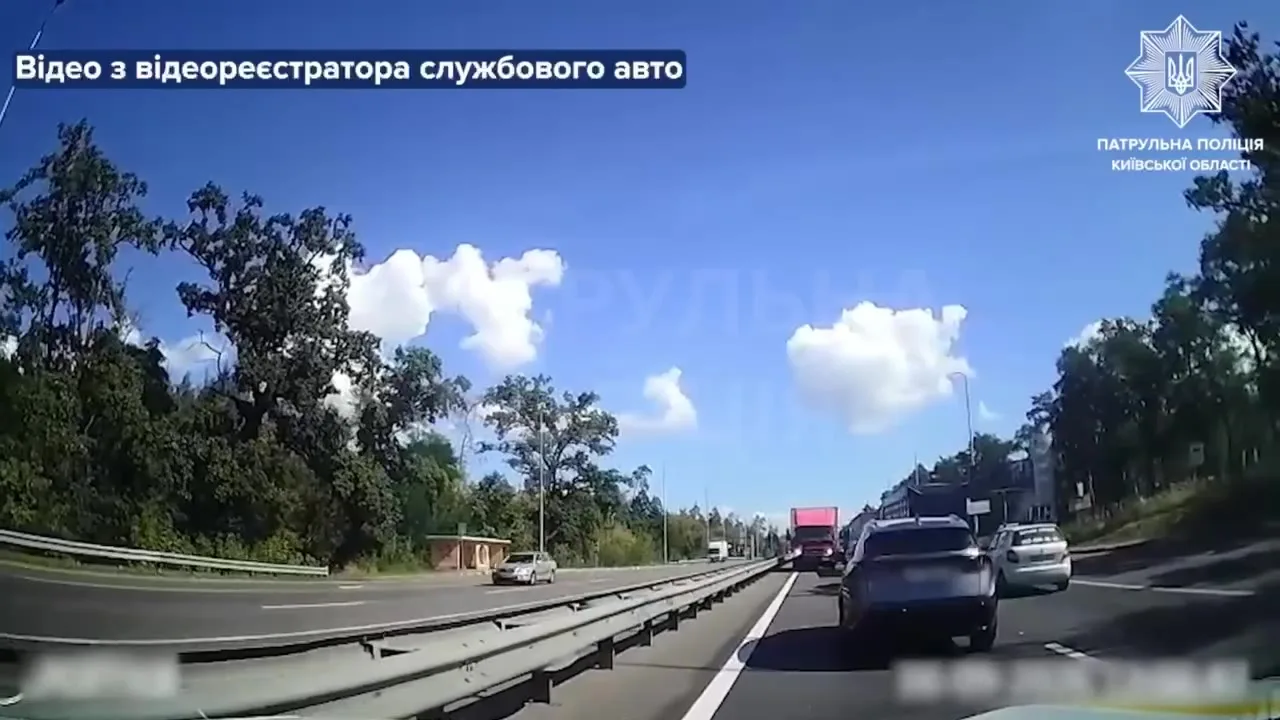 Вантажівка на зустрічній смузі автотраси М-06