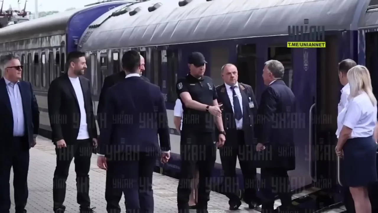 Група людей у діловому одязі біля поїзда