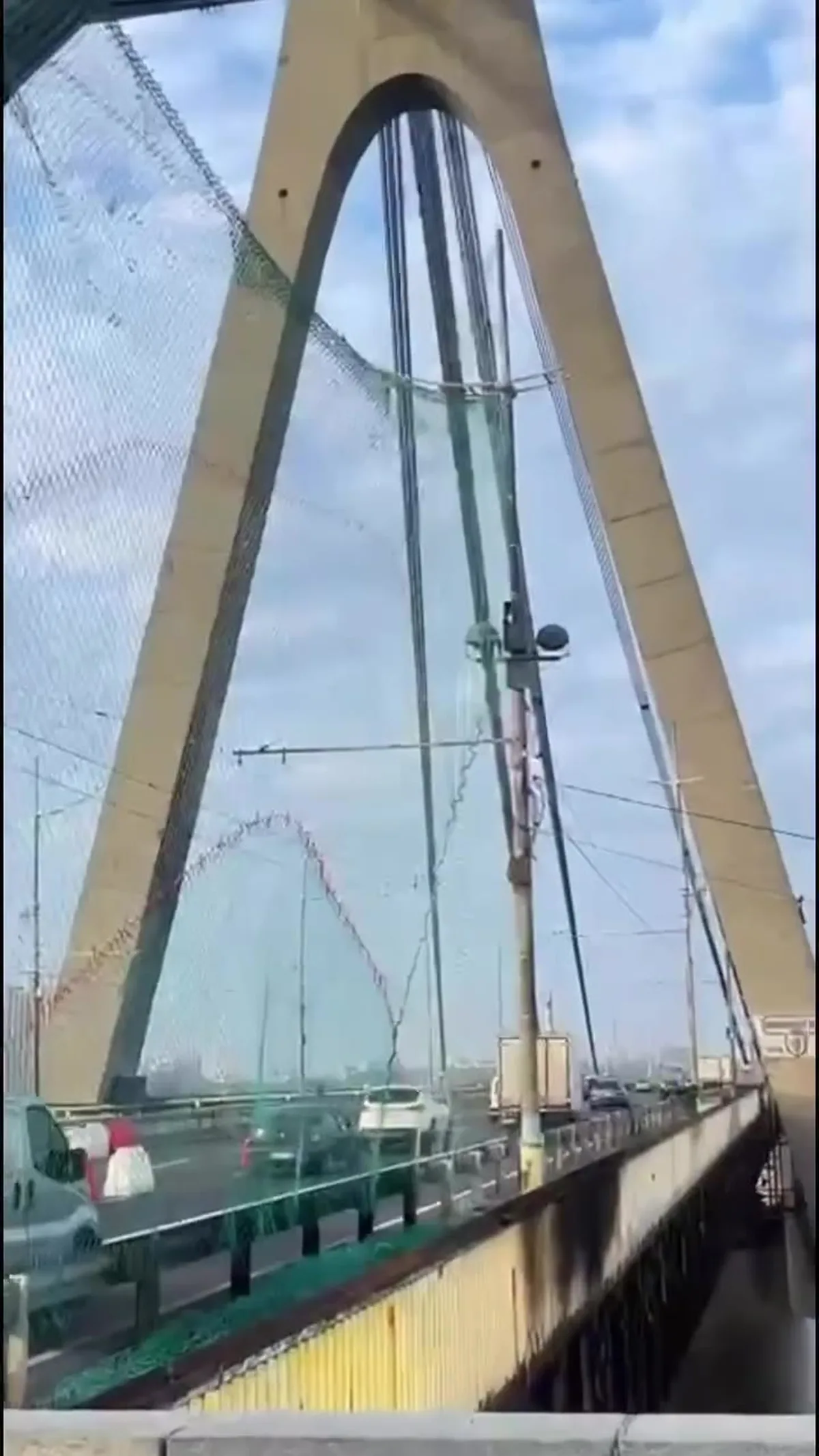Північний міст у Києві з тросами та опорами