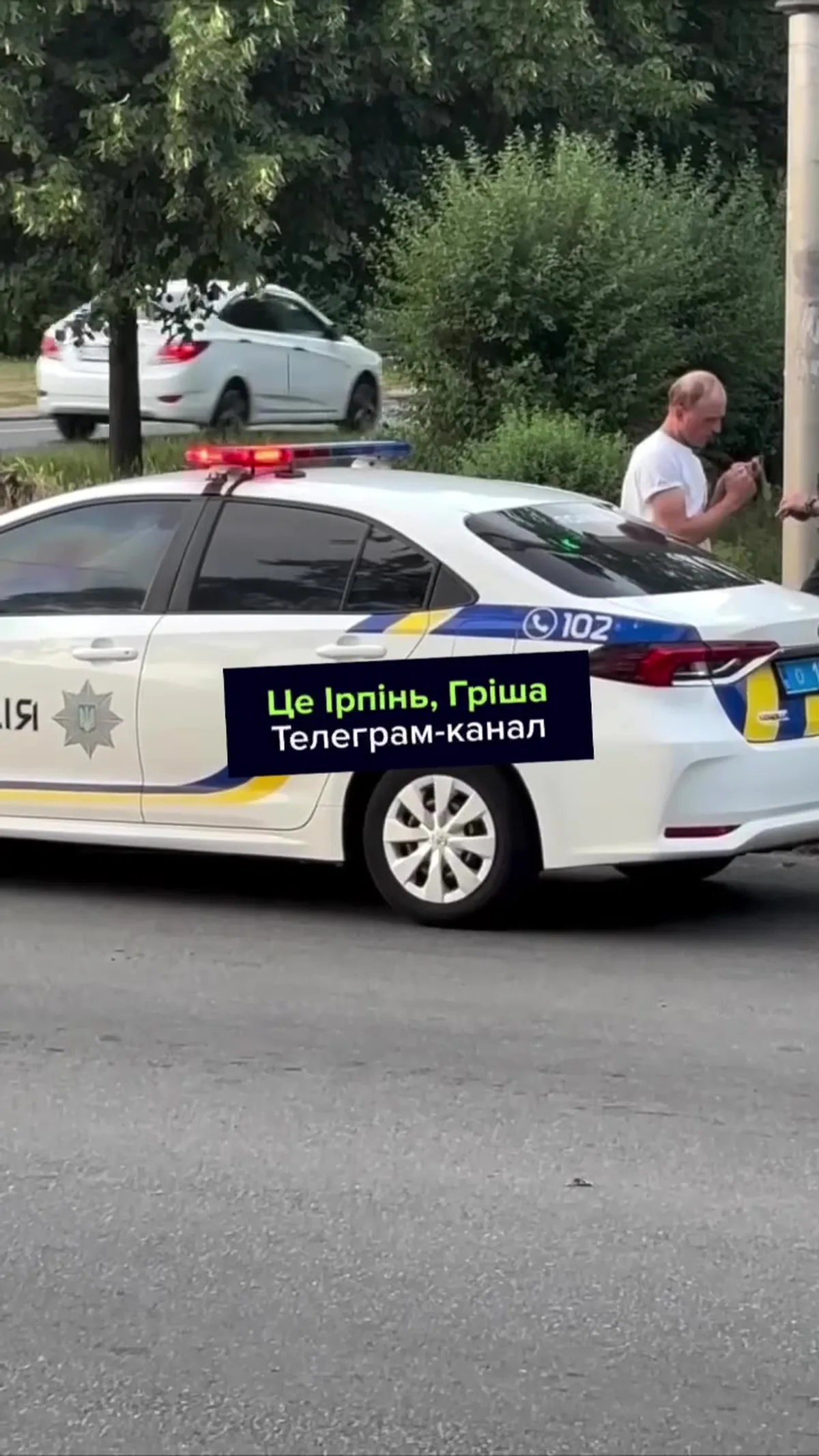 Поліцейський автомобіль з написом на борту на вулиці