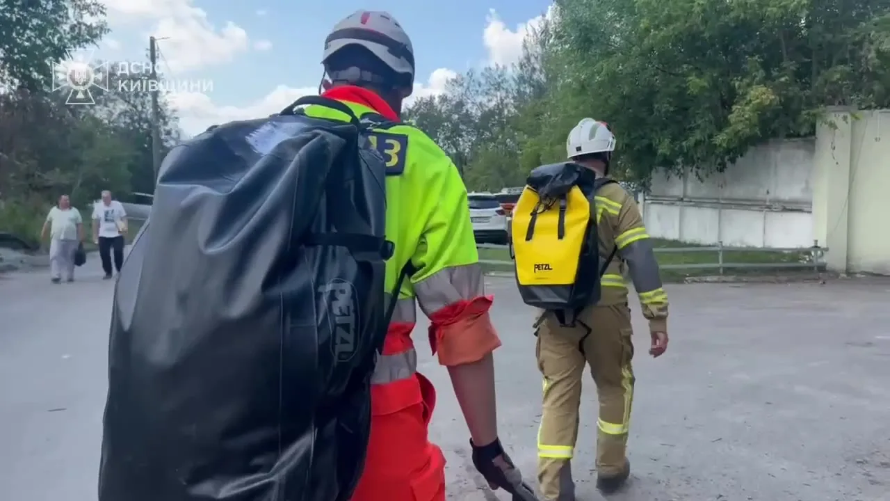 Рятувальники в захисному спорядженні на вулиці міста