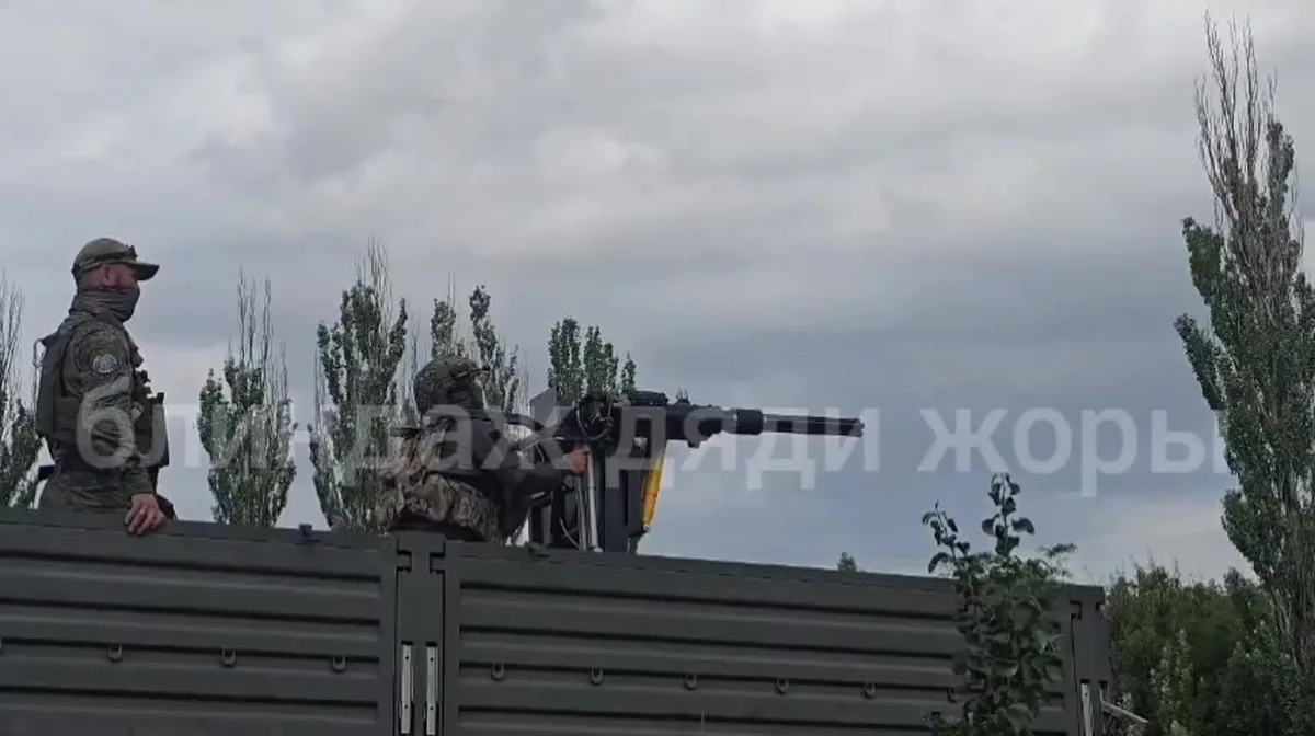 Військовослужбовці на броньованому автомобілі з кулеметом