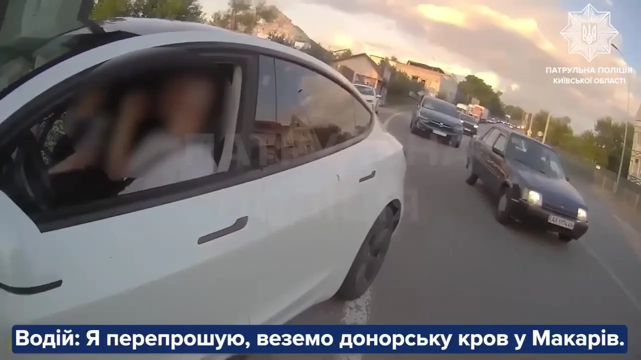 Патрульні супроводжують автомобіль з донорською кров'ю на дорозі