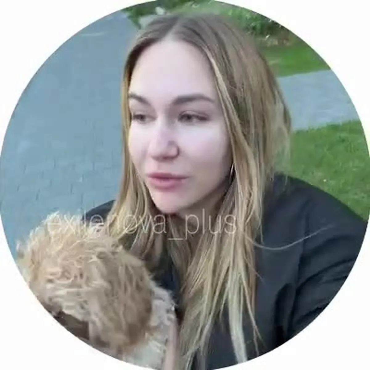 Молода жінка з собакою на природі
