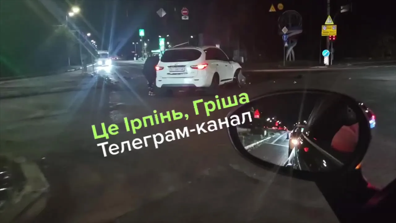 Нічна аварія на дорозі з пошкодженими автомобілями