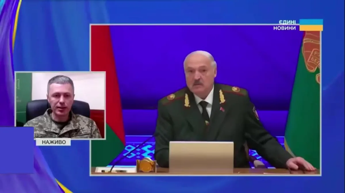 Відеоконференція офіцера у військовій формі та чоловіка в костюмі