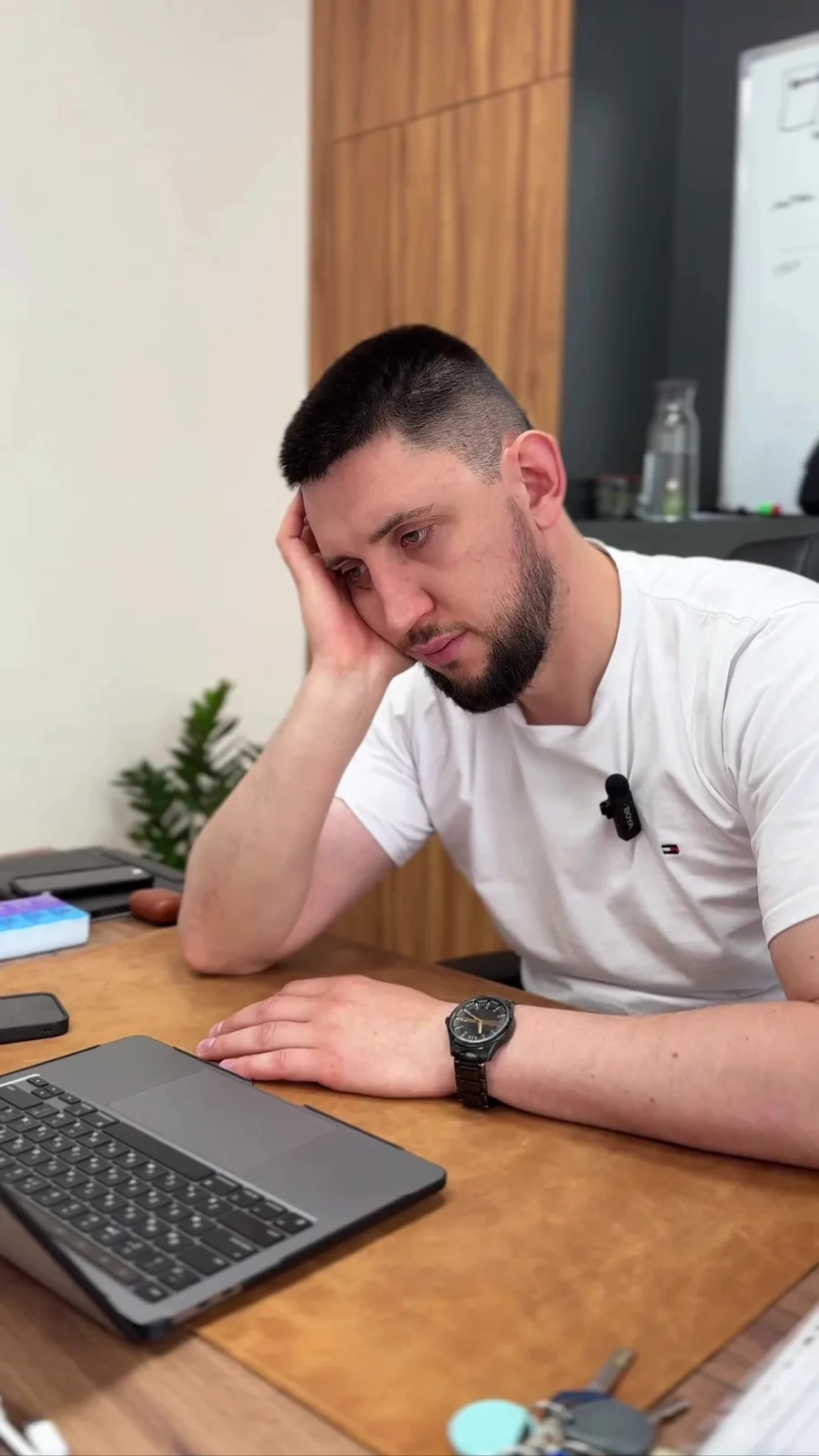 Чоловік за столом біля ноутбука в офісі