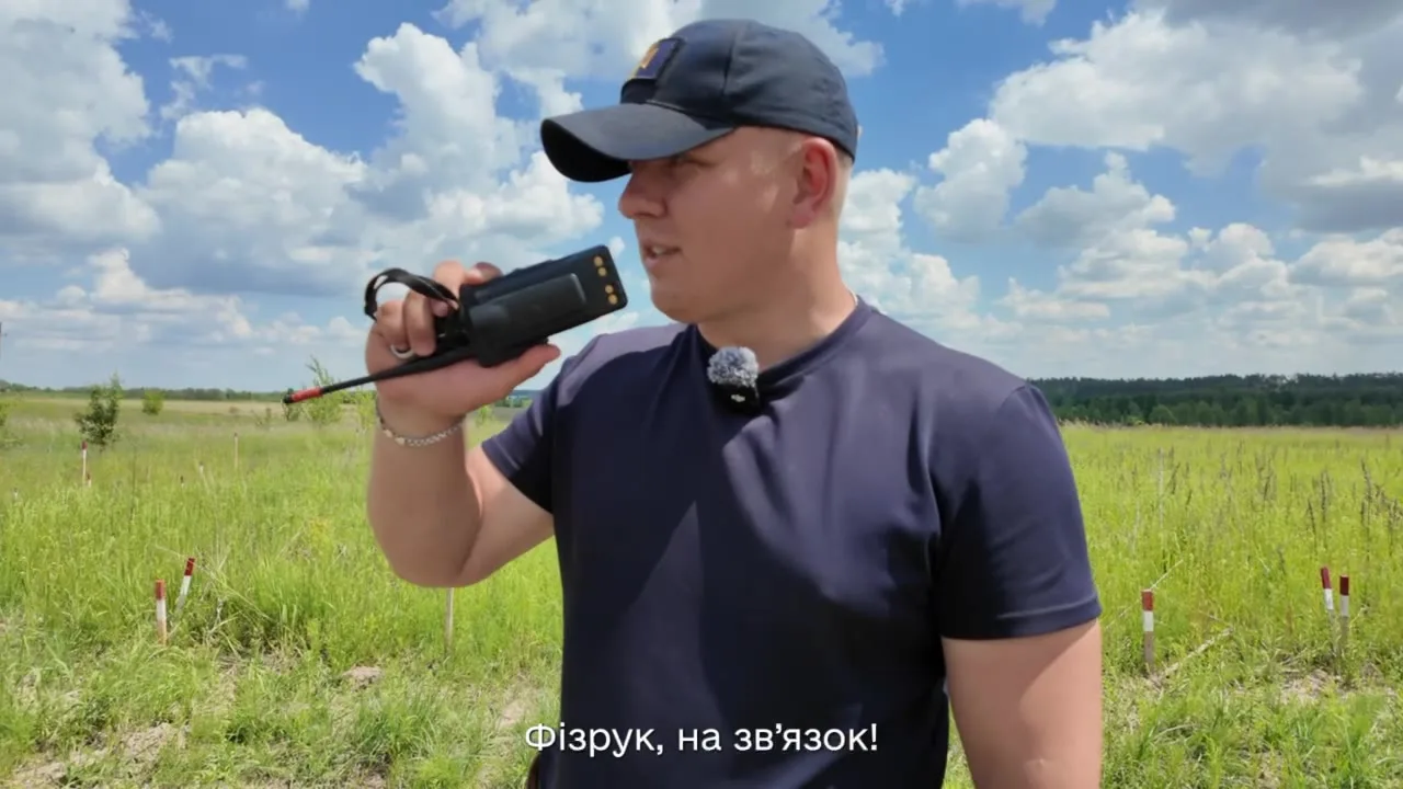Сапер з дальномірним приладом на полі розмінування
