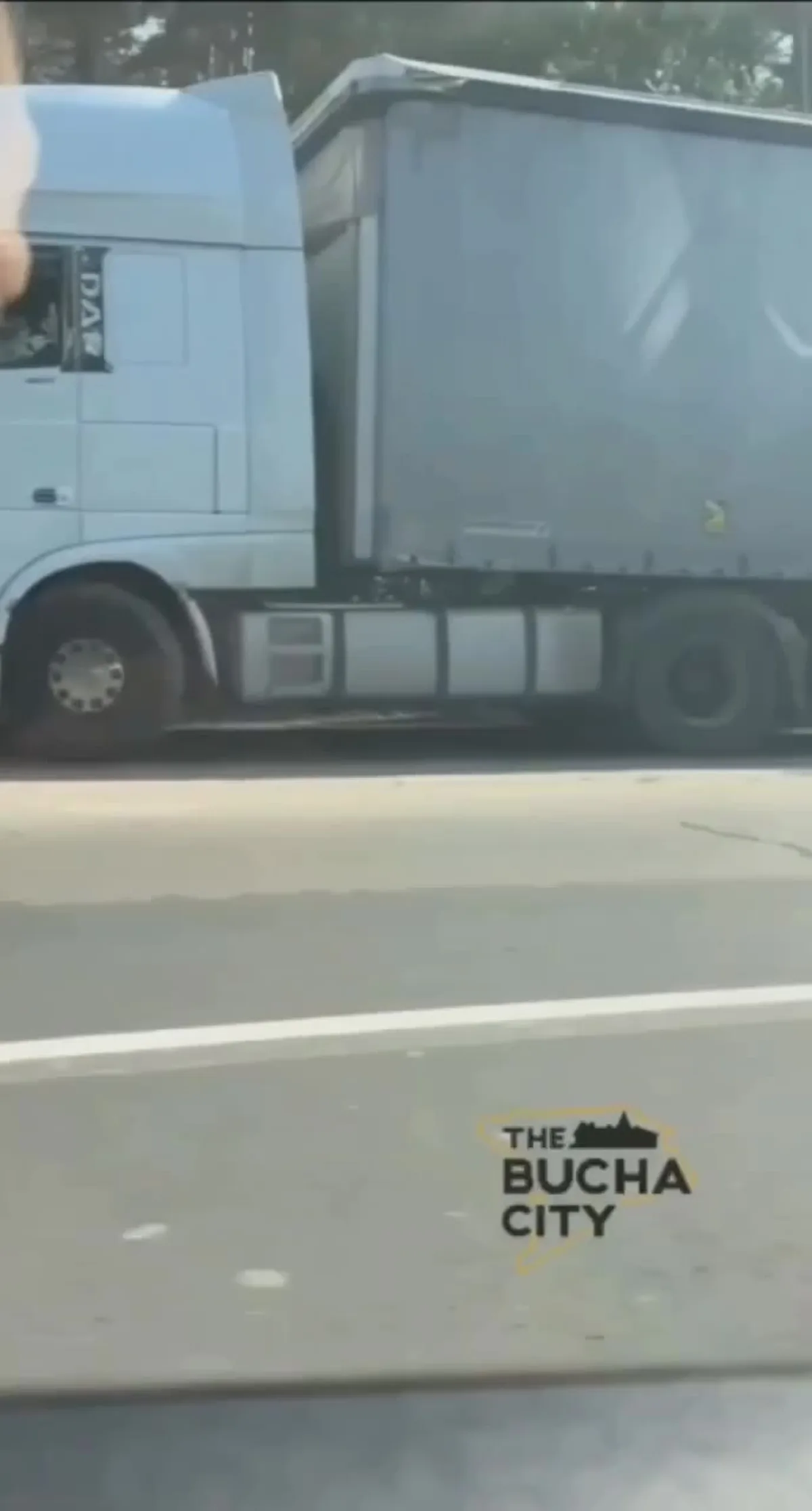 Вантажний автомобіль на дорозі, вид збоку