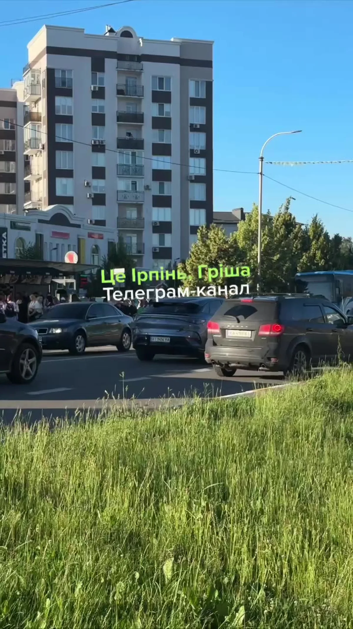 Припаркована черга автомобілів на вулиці міста