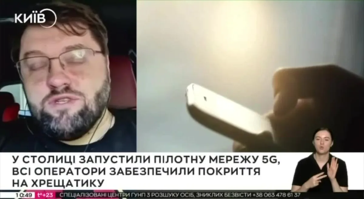 Чоловік у окулярах та жінка-ведуча на екрані телевізора