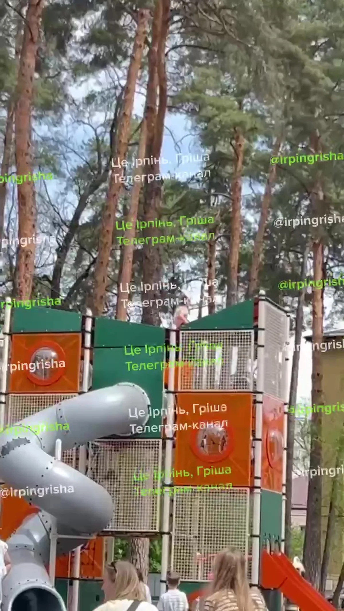Дитина застрягла на даху гірки в парку