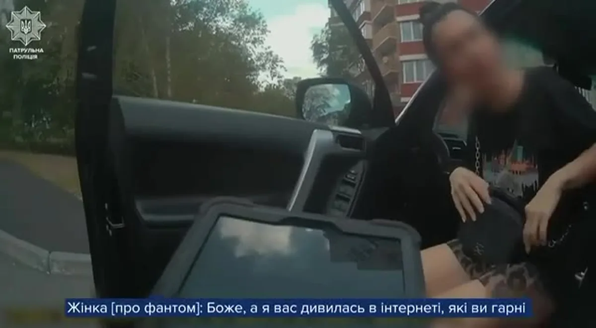 Жінка сидить у салоні автомобіля біля водія
