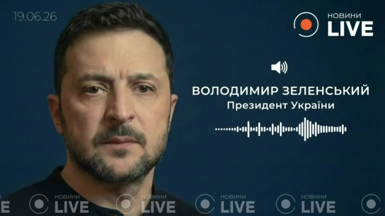 Чоловік у темному костюмі на синьому фоні, аудіозапис промови