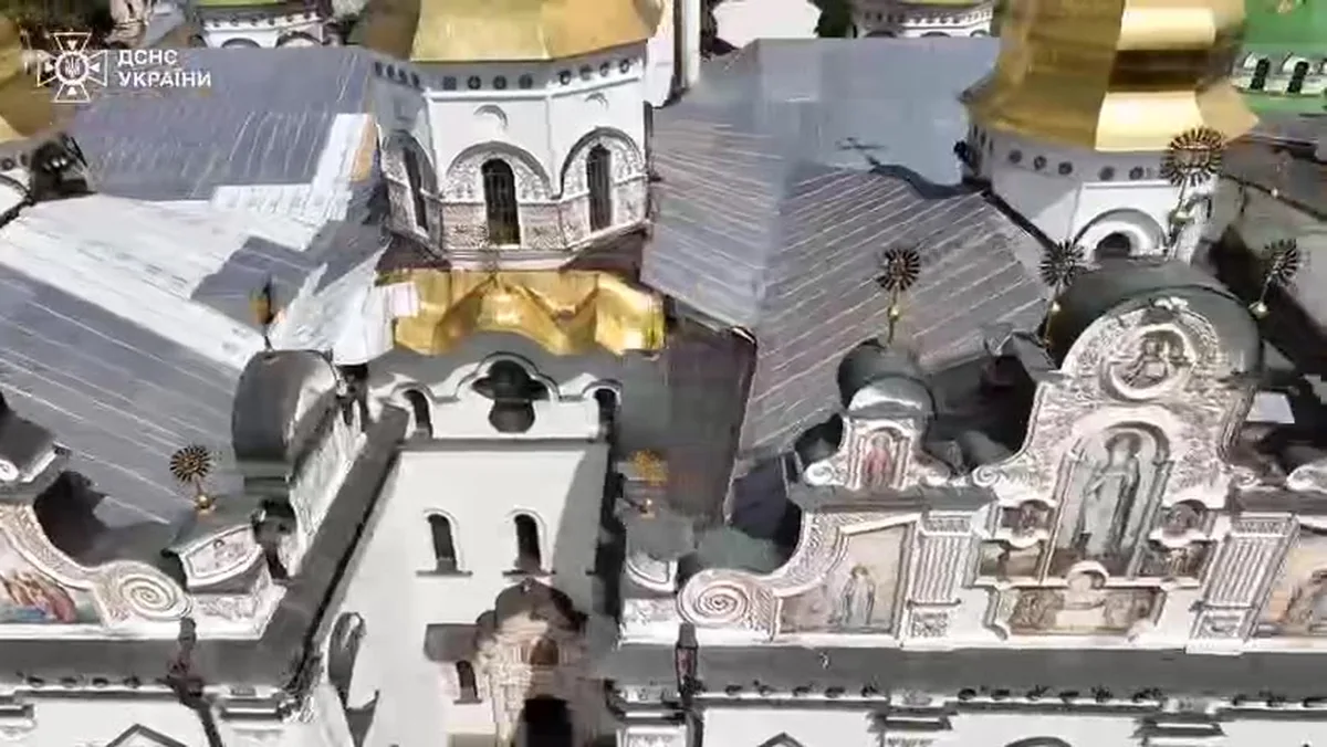 Аерофотографія пошкоджених дахів церков з золотими куполами