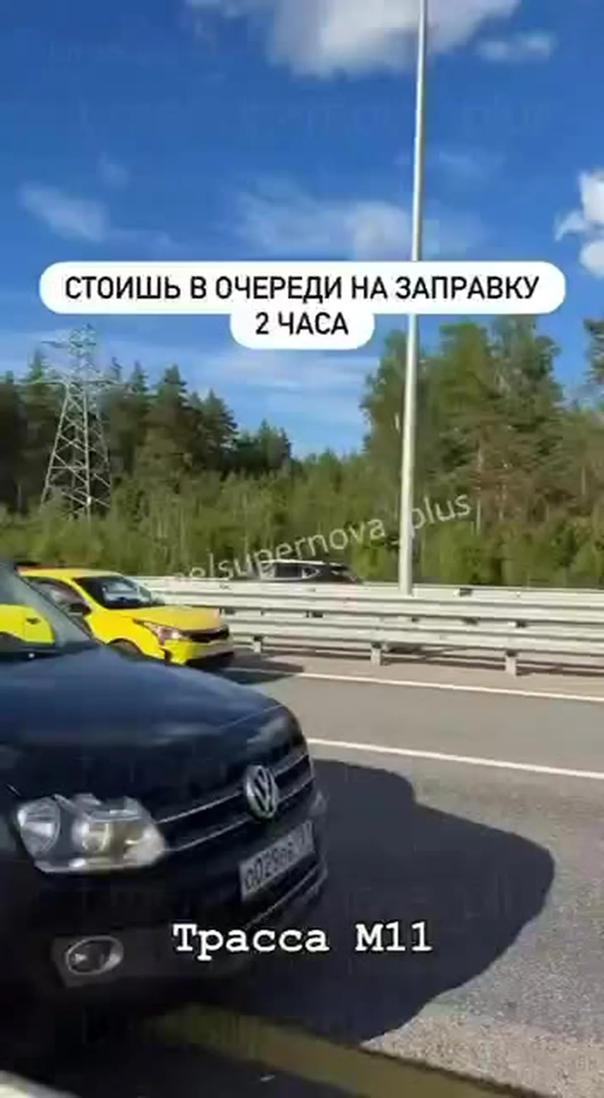 Автомобілі на заправці трасси М11 біля Москви