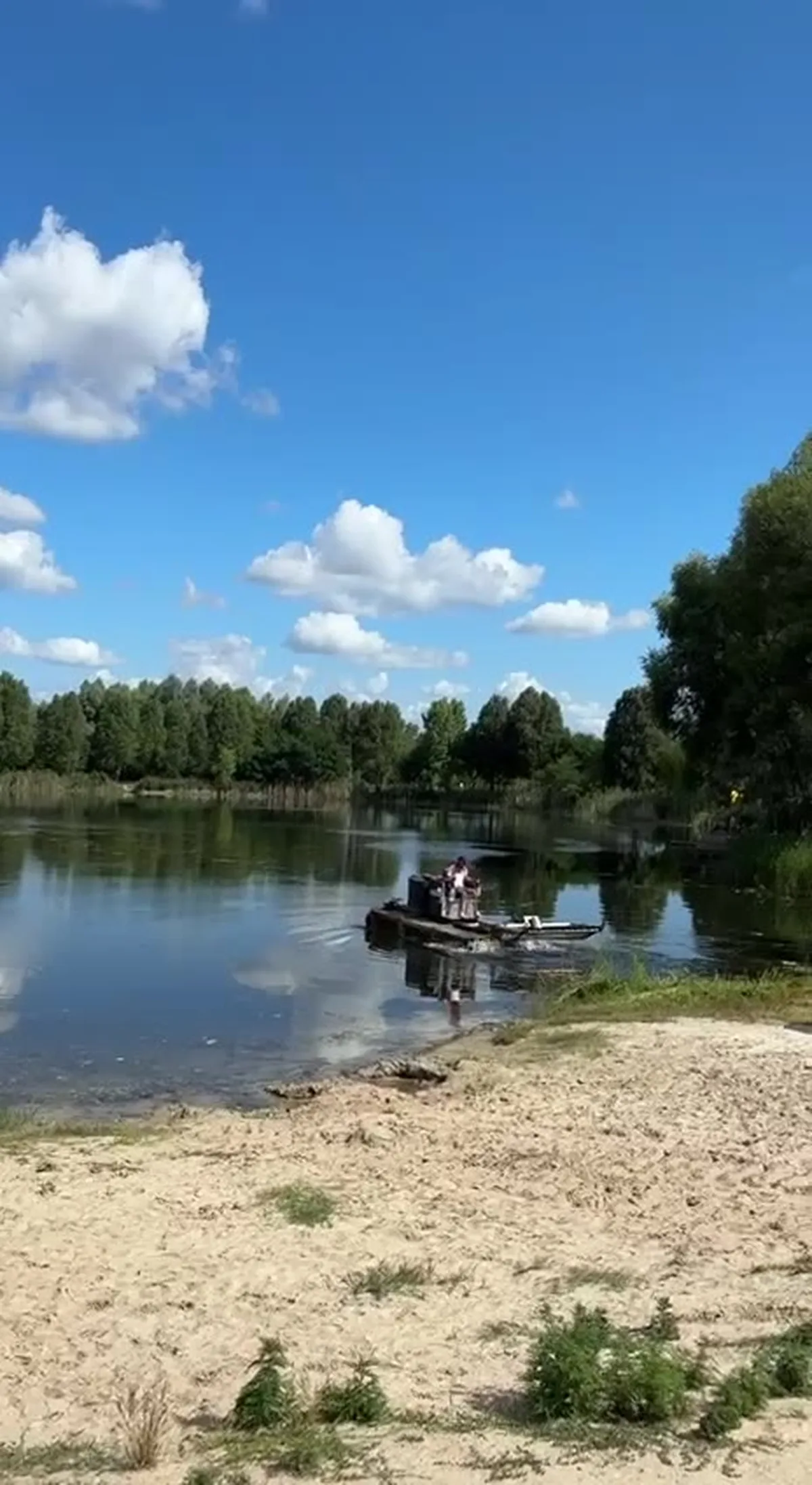 Люди на човні очищують озеро в парку