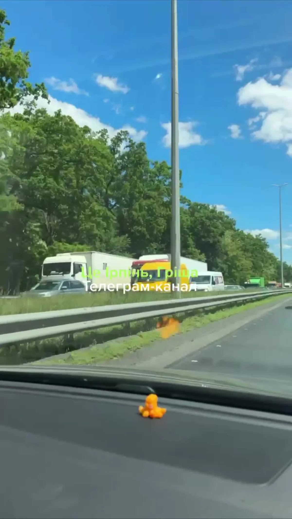 Вид з автомобіля на затор на Житомирській трасі
