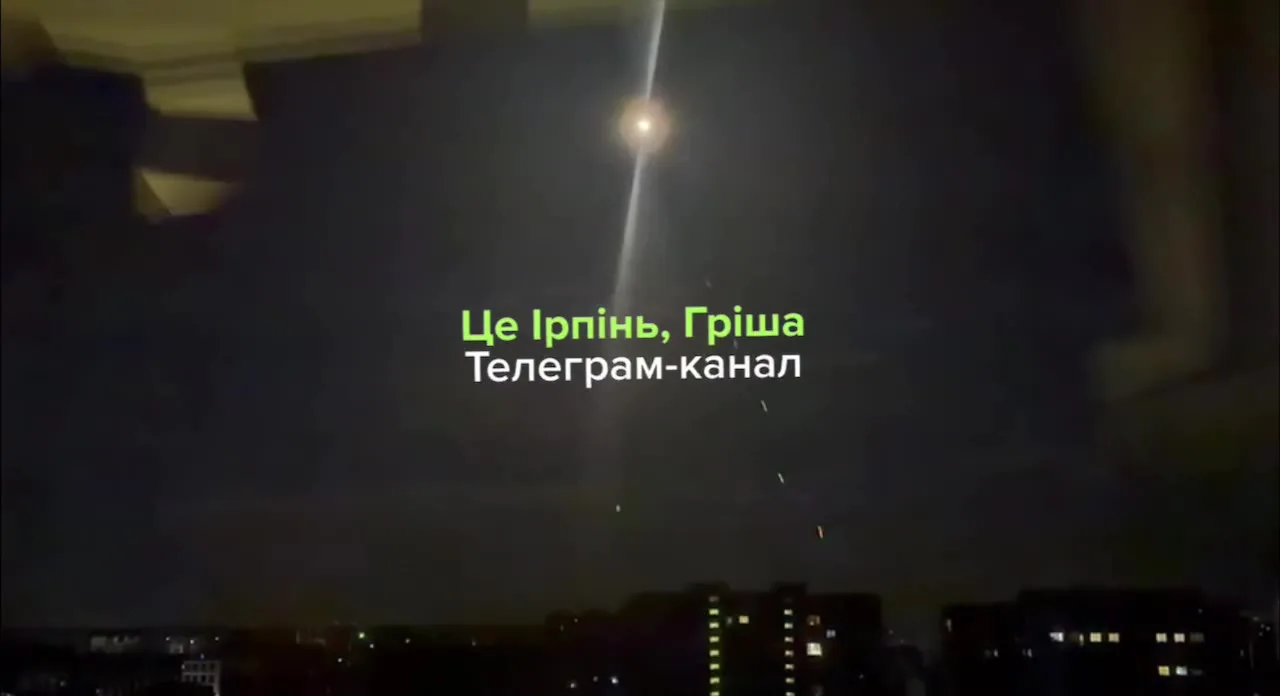 Нічне небо над містом з яскравим світлом ракети