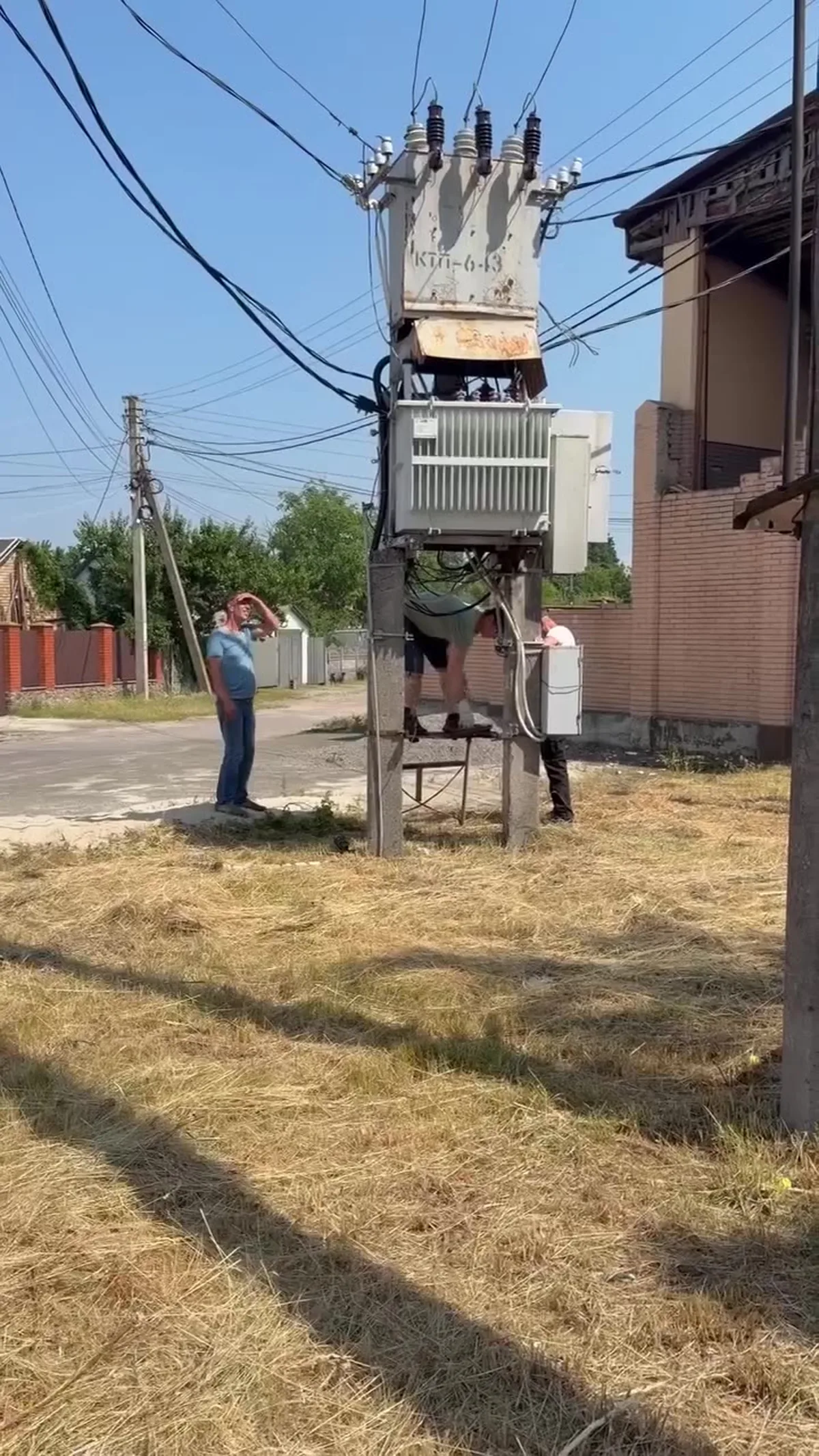 Робітники біля пошкодженого трансформатора електромережі