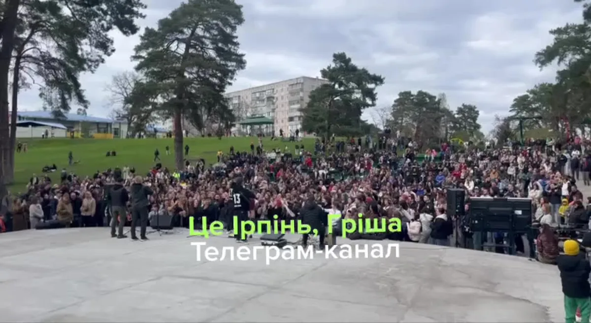 Натовп людей на концерті в парку біля будівлі
