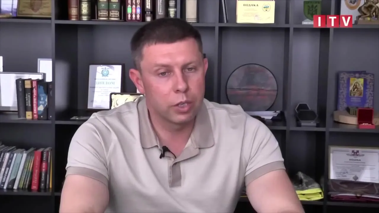 Чоловік у світлій футболці під час інтерв'ю на телеканалі
