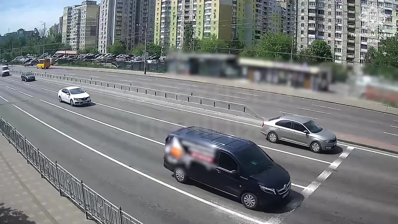Автомобілі на проїжджій частині після дорожної аварії