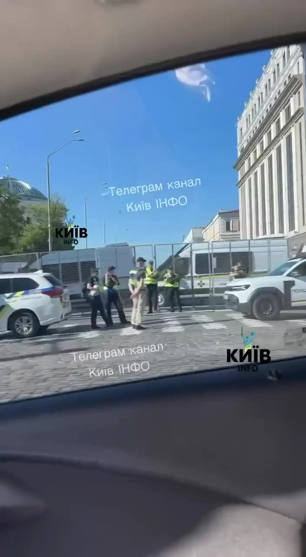 Вид з автомобіля на вулицю Києва з людьми та поліцією