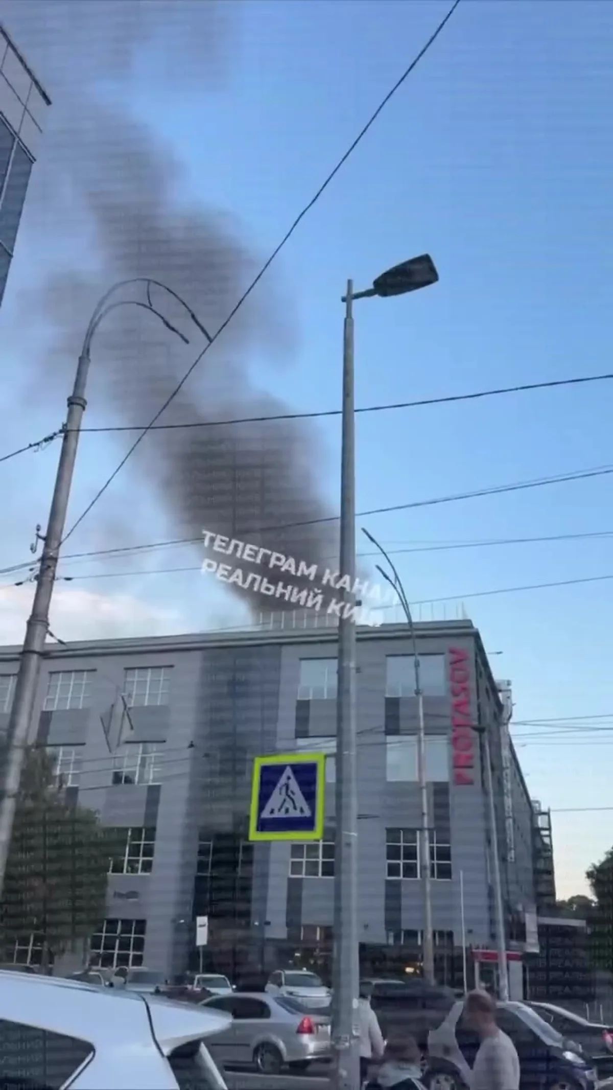 Пошкоджена будівля бізнес-центру з димом на вулиці Києва