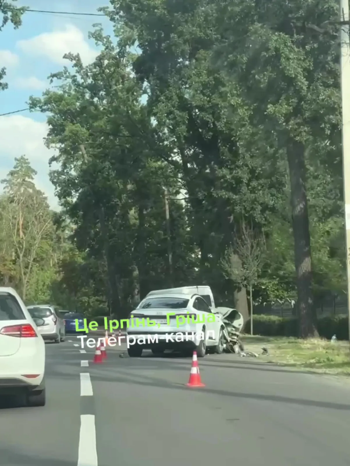 Місце дорожної аварії з пошкодженими автомобілями на дорозі
