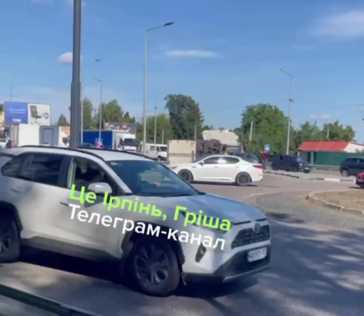 Білий позашляховик на дорозі біля кільця в Ірпені