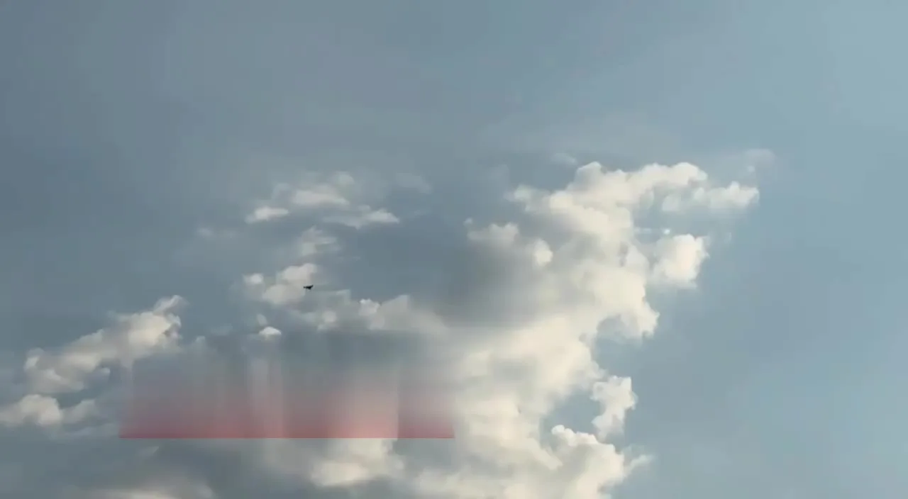 Літак у хмарах під час польоту