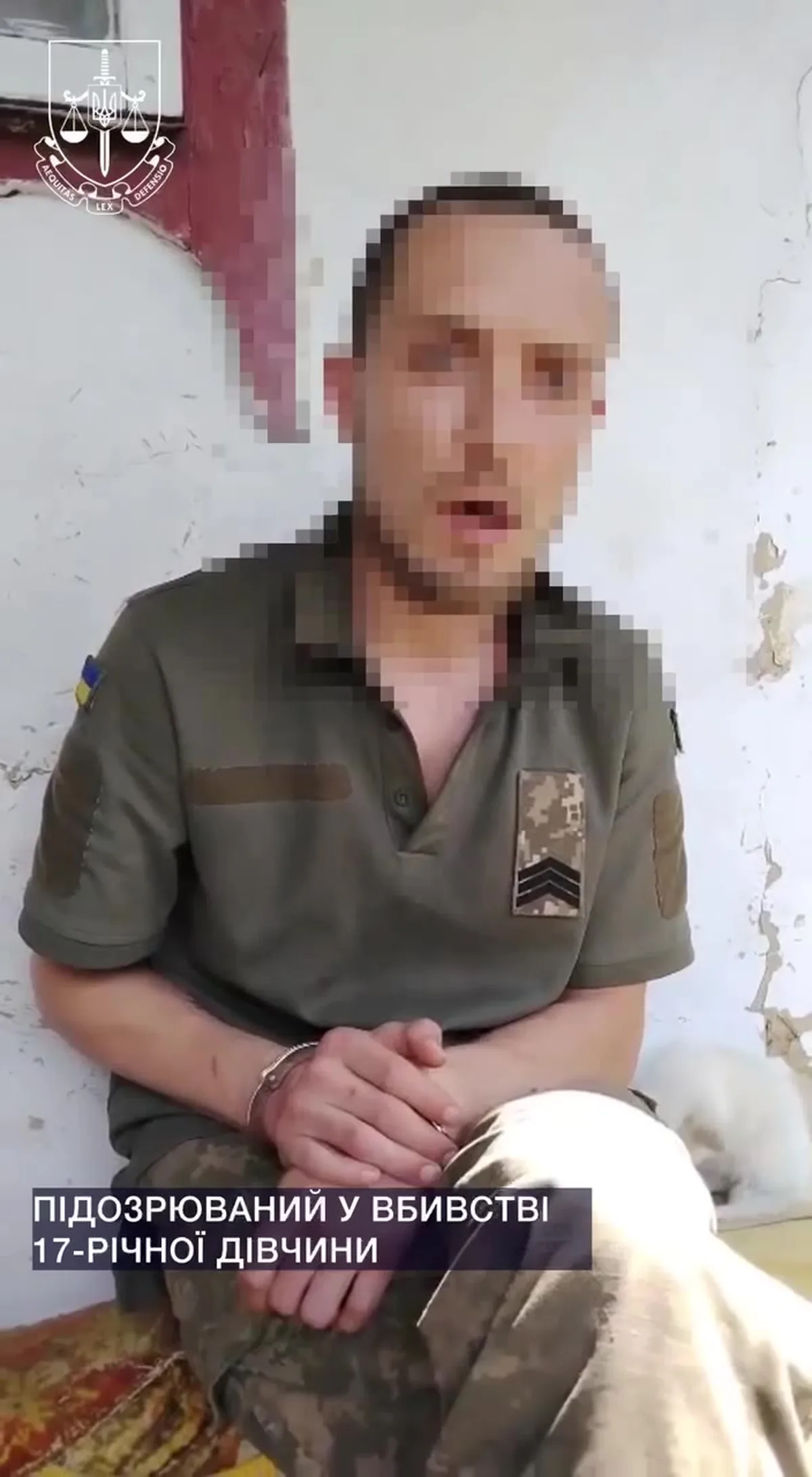 Чоловік у військовій формі сидить у приміщенні