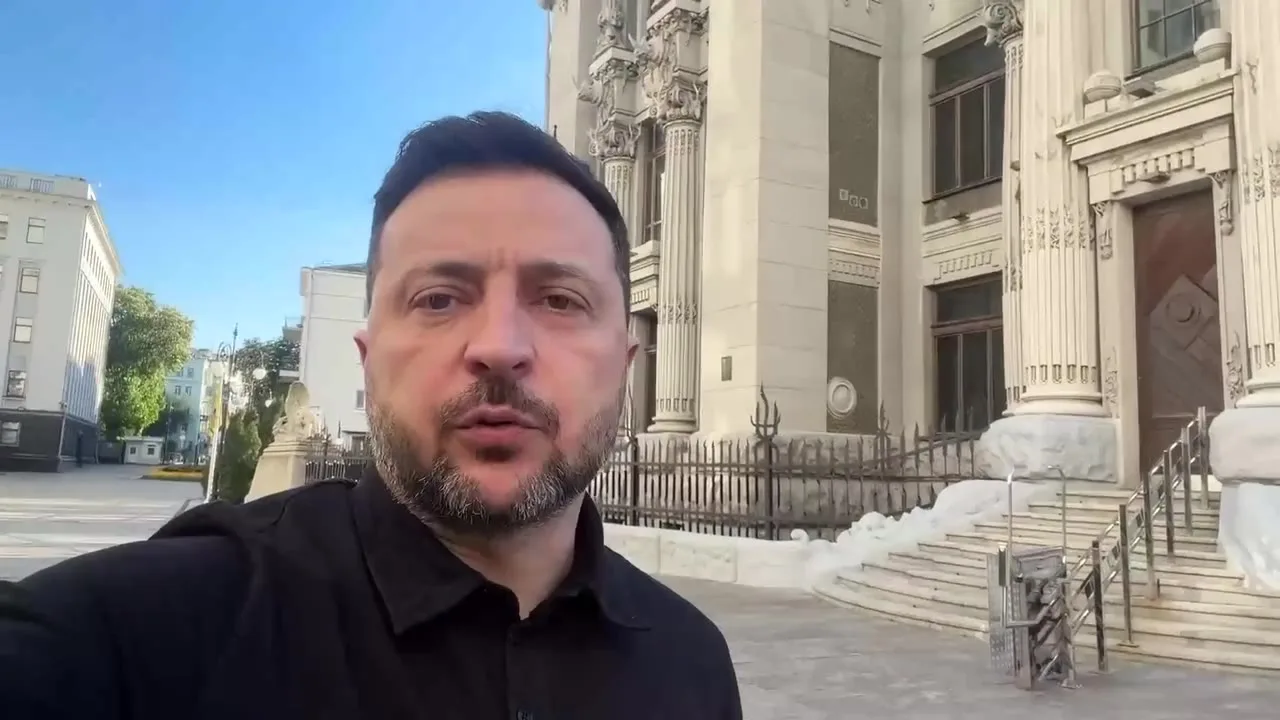 Чоловік у чорній сорочці біля будівлі