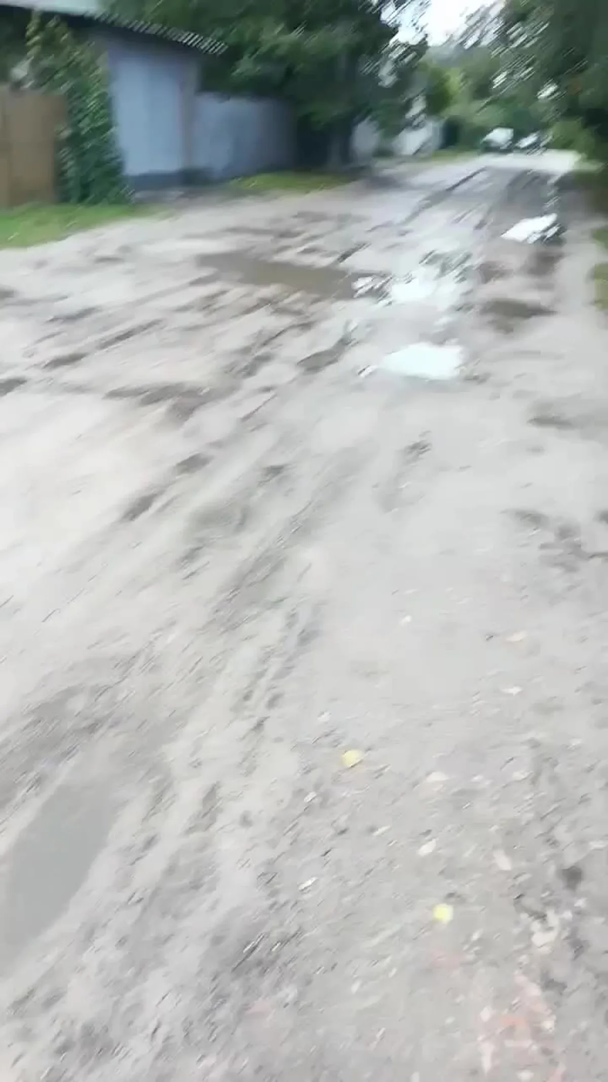 Затоплена вулиця з калюжами води після дощу