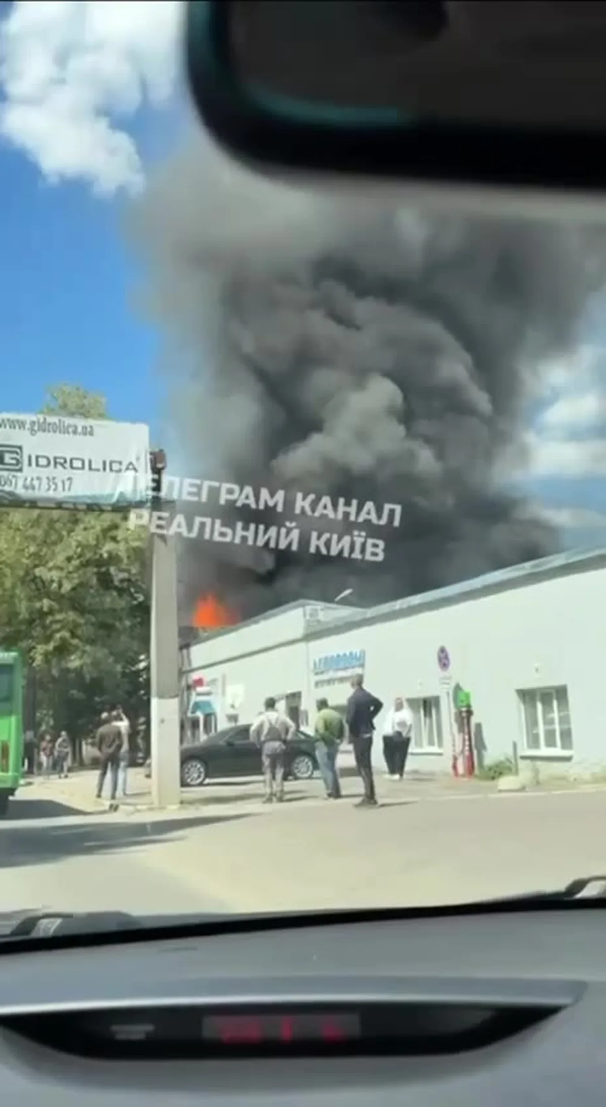 Дим над промисловою будівлею під час пожежі