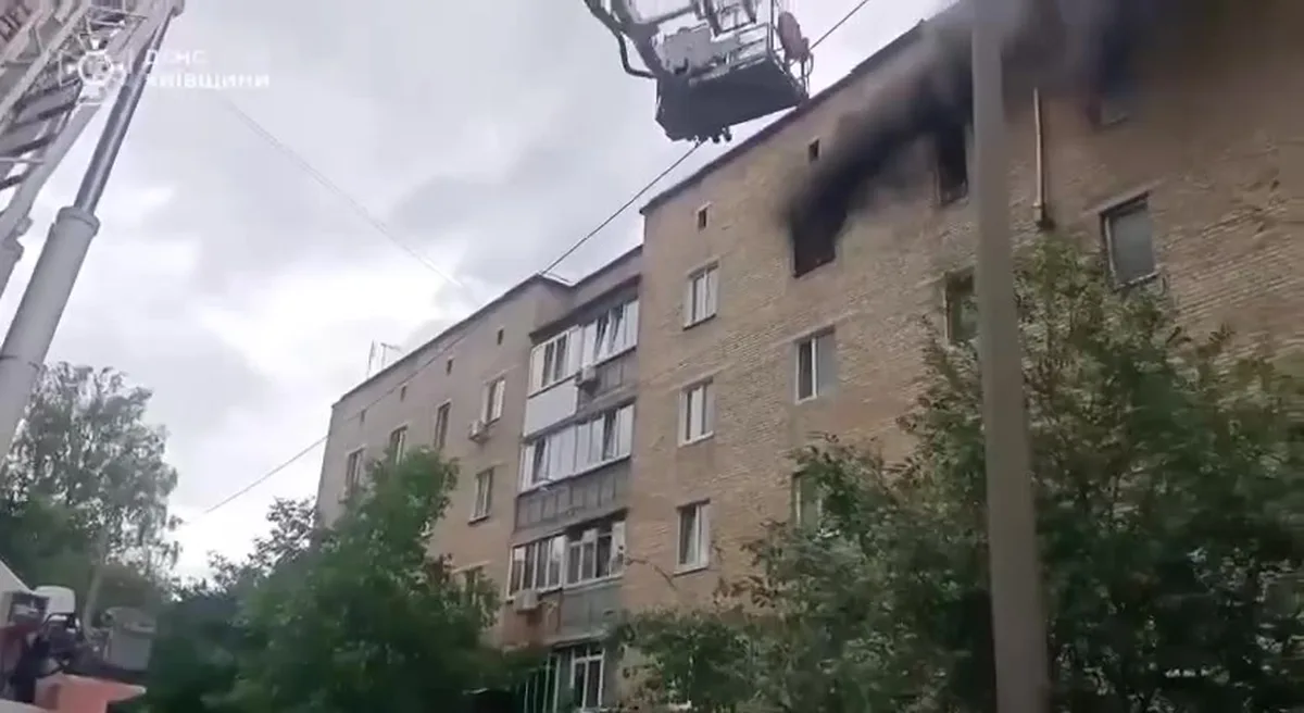 Пошкоджена будівля з слідами пожежі на фасаді