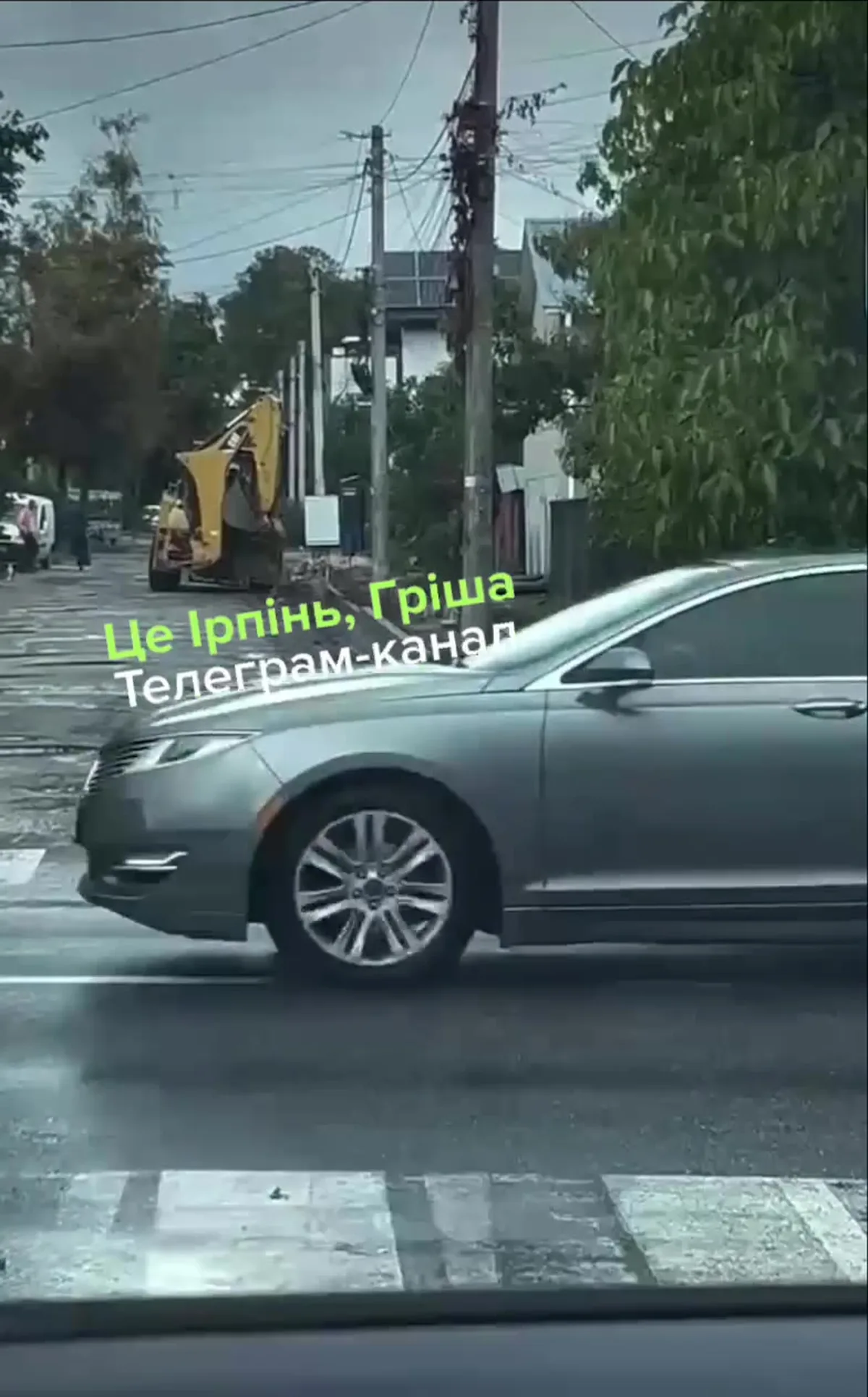 Автомобіль припаркований на новому тротуарі в Ірпені