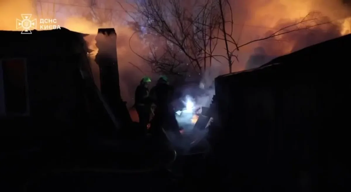 Пожежа в житловому районі вночі, силуети будівель
