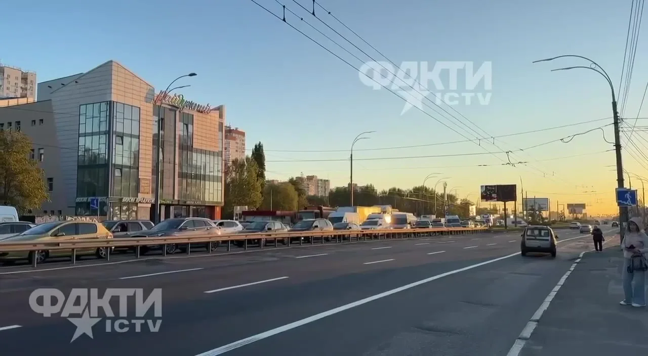 Затор з автомобілів на проспекті Троєщини в напрямку Ірпеня