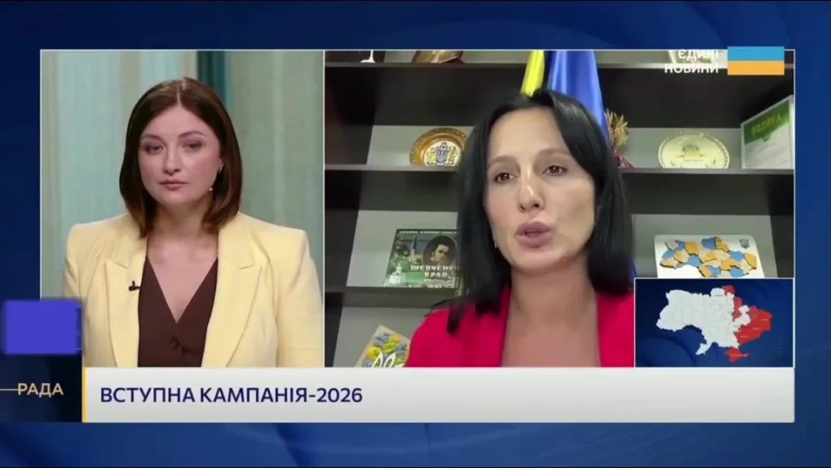 Дві жінки в студії під час телевізійного інтерв'ю про виборчу кампанію