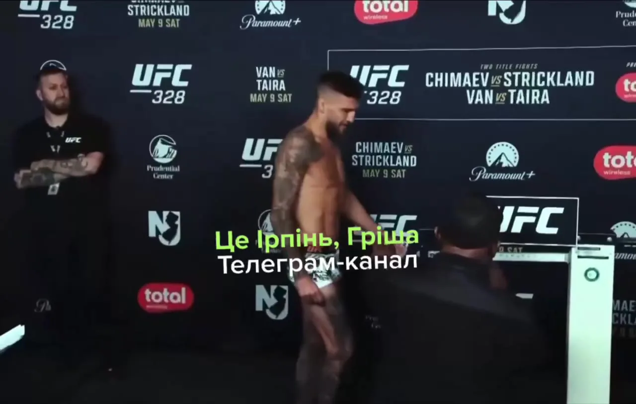 Боєць на пресконференції UFC 328 перед поєдинком