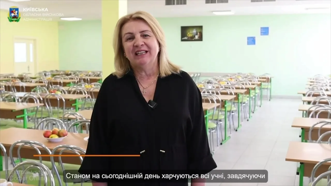 Жінка в чорному піджаку в їдальні школи