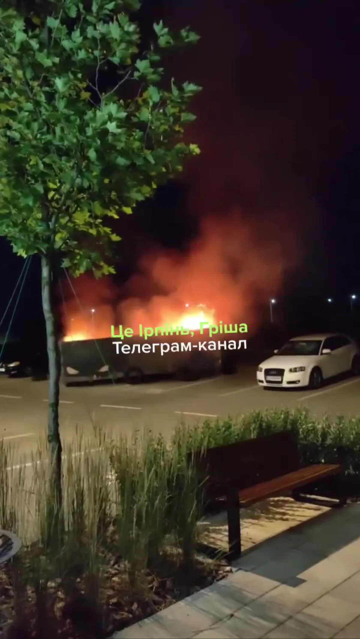 Пожежа в контейнері на території торгового центру вночі
