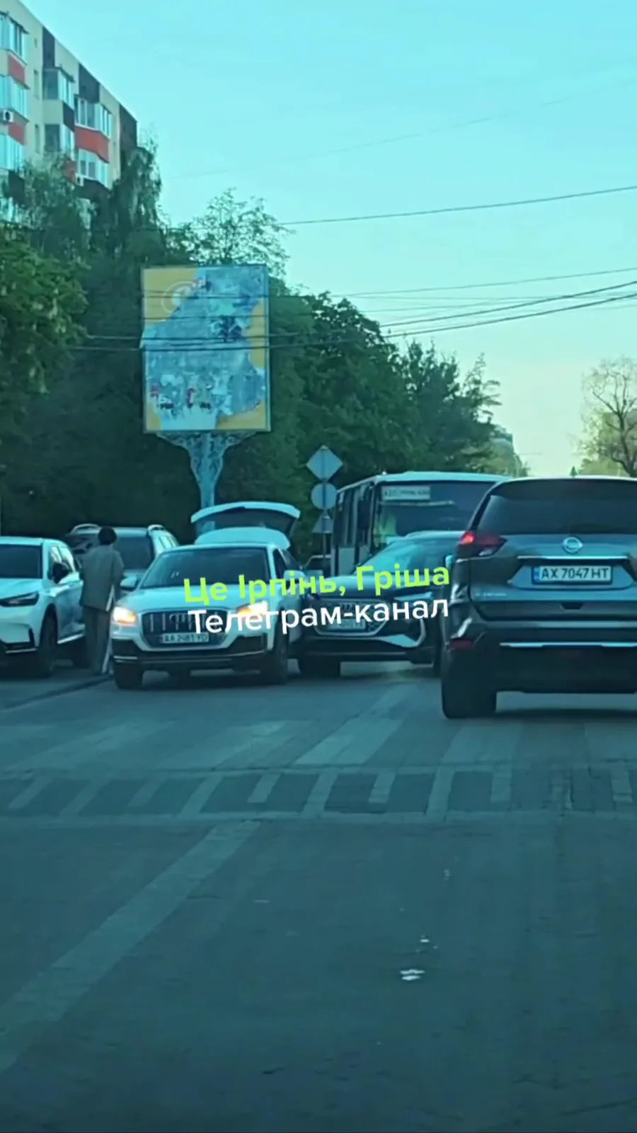 Місце дорожної аварії на вулиці з припаркованими автомобілями