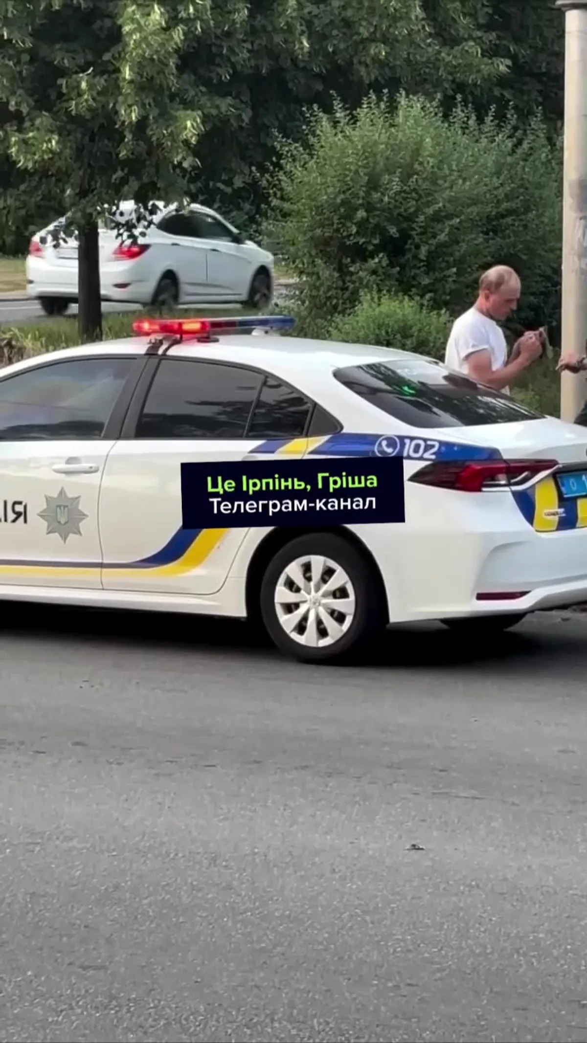 Поліцейський автомобіль на вулиці біля припаркованих машин