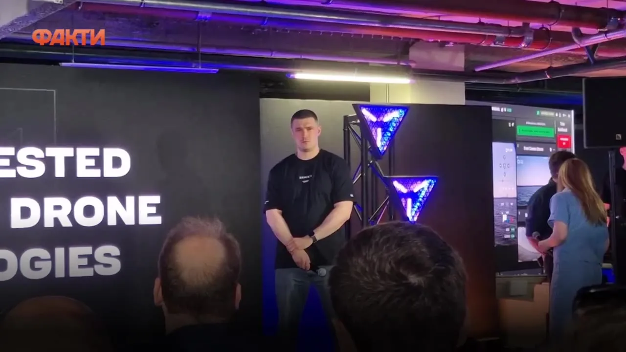 Презентація на сцені перед аудиторією в залі