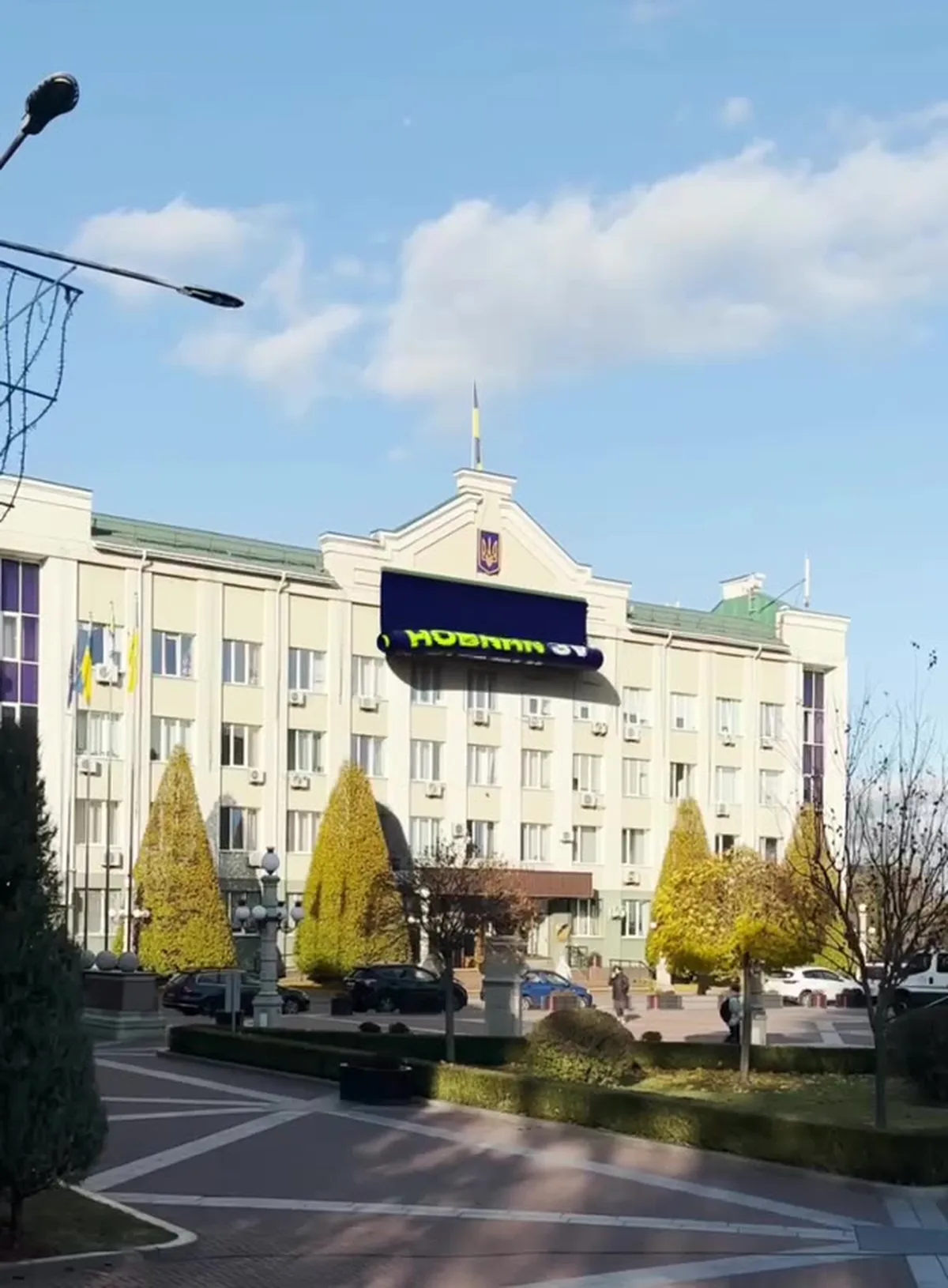 Адміністративна будівля з куполом у центрі міста